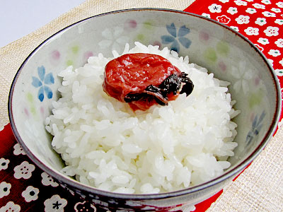 ご飯の上に梅干しをのせて フリー