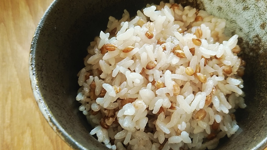 白米に玄麦のダイシモチを入れて炊いた麦飯